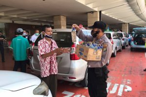 Polresta Bandara Soetta Bagi-bagi Nasi Bungkus ke Pekerja