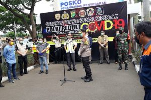 Kombata dan Polresta Soetta Berbagi Sembako di Bandara