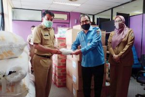 Perumdam TKR Berikan CSR 390 APD ke Pemkab Tangerang