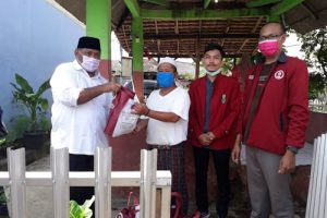 Ali Taher Bagikan Alat Semprot Disinfektan