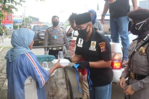 Polda Banten dan Pajero Indonesia Club Bagikan Ratusan Paket Buka Puasa