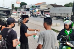 Relawan MBB Bagikan 100 Paket Takjil Jelang Berbuka Puasa