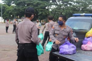 Satbrimob Banten Bagikan 500 Paket Makanan