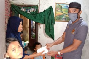 Janda Anak Tiga Bingung Mau Makan, PWI Cilegon Beri Bantuan