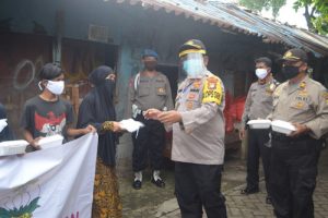 Polsek dan Bhayangkari Ranting Neglasari Berbagi Takjil