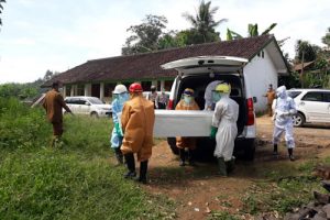 Polisi Bantu Pemakaman Pasien PDP Lebak yang Meninggal