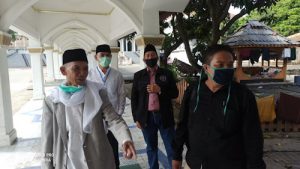 Ultah, Mad Romli Sambangi KH. Abuya Uci Cilongok, Sumbang Ribuan Paket Sembako
