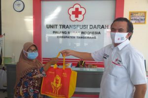 Stok Berkurang, Donor Darah di PMI Kabupaten Tangerang Dapat Sembako