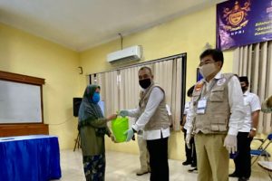 Ketum MIPI dan Unpri Salurkan Sembako di Sekitar Kampus