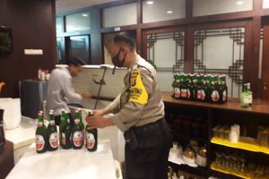 Polsek Cilegon Sita Puluhan Miras dari Restoran Korea Yang Buka Saat Ramadhan