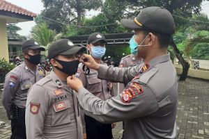 Kapolsek Curug Bagikan APD ke Bhabinkamtibmas
