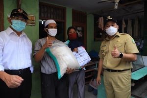 Wali Kota dan Menko PMK Salurkan Sembako ke Warga Kota Tangerang