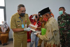 Bupati Zaki Serahkan Bantuan Tunai Masyarakat Terdampak Covid-19