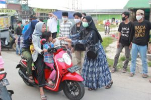 Cegah Corona Saat Ramadhan, Relawan TBM Cahaya Ilmu Bagikan Masker dan Takjil