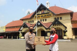 Kapolres Serang Kota Berikan Bingkisan Lebaran Kepada Awak Media