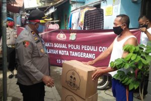 Polsek Neglasari Bantu Warga Terdampak Covid-19