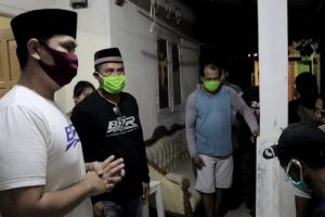 Tembus Kegelapan, Budi Rustandi Bagikan Sembako ke Masyarakat 