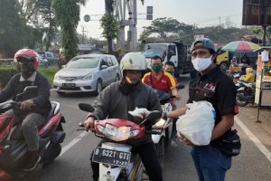 Pokja Wartawan Harian Kabupaten Tangerang Bagikan Masker dan Takjil