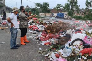 Direktur BTI Semprotkan Disinfektan di Pasar Kranggot