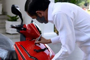 Motor Listrik Bertandatangan Presiden Jokowi, Akan Dilelang Saat Konser ‘BIMBO’