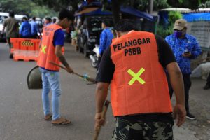 Sanksi Pelanggar PSBB di Kota Tangerang Sapu Jalanan