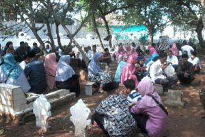 Hari Kedua Idul Fitri Warga Ziarah Kubur