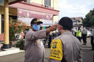 Polsek Neglasari Periksa Suhu Tubuh Personil