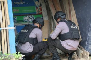 Jibom Brimob Banten Amankan Bom dan Amunisi di Rumah Warga