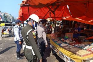 TNI-Polri Kawal Penerapan New Normal di Pasar Lama Serang