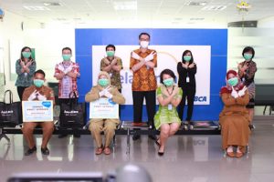 Insan BCA & Bakti BCA Serahkan Donasi Bagi Masyarakat Terdampak Covid-19
