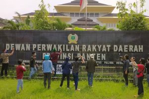Unjuk Rasa Soal RKUD, HMI Lempar Telur Busuk ke Gedung DPRD Banten