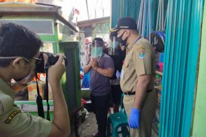 Bupati Tangerang Bagikan Masker dan Pelindung Wajah di Pasar Tigarsksa