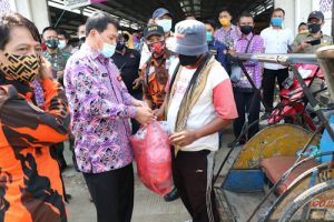 Sekda Kabupaten Tangerang Bagikan Masker dan Ikan Segar