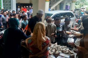 Komunitas Barudak Benteng Bagikan Paket Nasi dan Kebab ke Jamaah Masjid Agung Tangerang