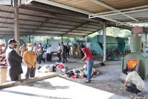 Bupati Tangerang Cek Alat Pemusnah Sampah di TPST Citra Raya