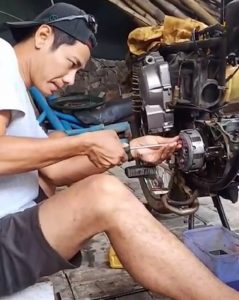 Bripka Aries Munandar Benahi Onggokan Motor Demi Tugas Negara