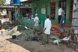 Warga Kampung Kebon Karawaci Kerja Bakti Perbaiki Musholah