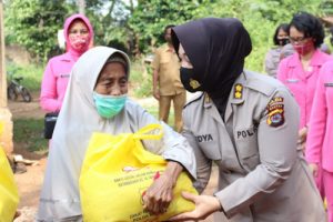 Jelang HUT Polwan Ke-72, Polwan Polda Banten Baksos