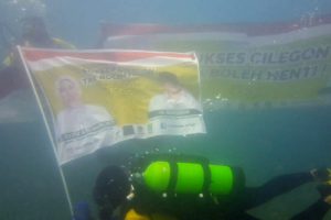 Dukung Ati-Sokhidin, Relawan Bahari PAS Kibarkan Poster di Bawah Laut