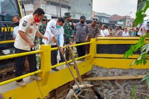 Penuh Sampah, Wali Kota Serang Bersihkan Gorong-gorong Pasar Rau