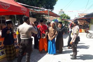 Polsek Bojonegara Edukasi Protokol Kesehatan di Lokasi Wisata Religi