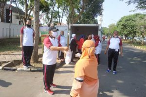 Kejari Kabupaten Tangerang Bagikan Nasi Bungkus ke Warga