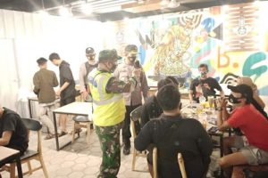 Polsek Cilegon dan Koramil Patroli Protokol Kesehatan ke Cafe dan THM
