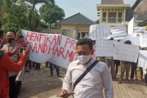 Warga Bunar Geruduk Kantor Desa, Kades: Pembangunan Perumahan Grand Harmoni Stop Dulu