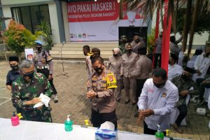 Polda Banten Bagikan Ratusan Ribu Masker Gratis Serentak