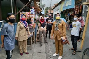 Kelurahan Cimone Bersama Pengurus RT Wawaran ke Warga Bahaya Virus Corona