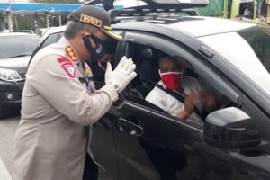 Dirlantas Polda Banten Bagikan Masker di Pelabuhan Merak