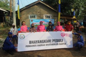 Peringati HKGB Ke-68 Bhayangkari Banten Beri Bantuan ke Warga Pesisir