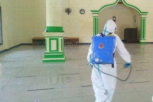 Den Gegana Brimob Banten Semprotkan Disinfektan ke Perumahan dan Masjid