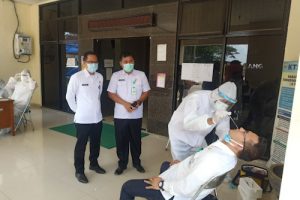 Puskesmas Cikuya Tes Swab Pegawai Kecamatan Solear